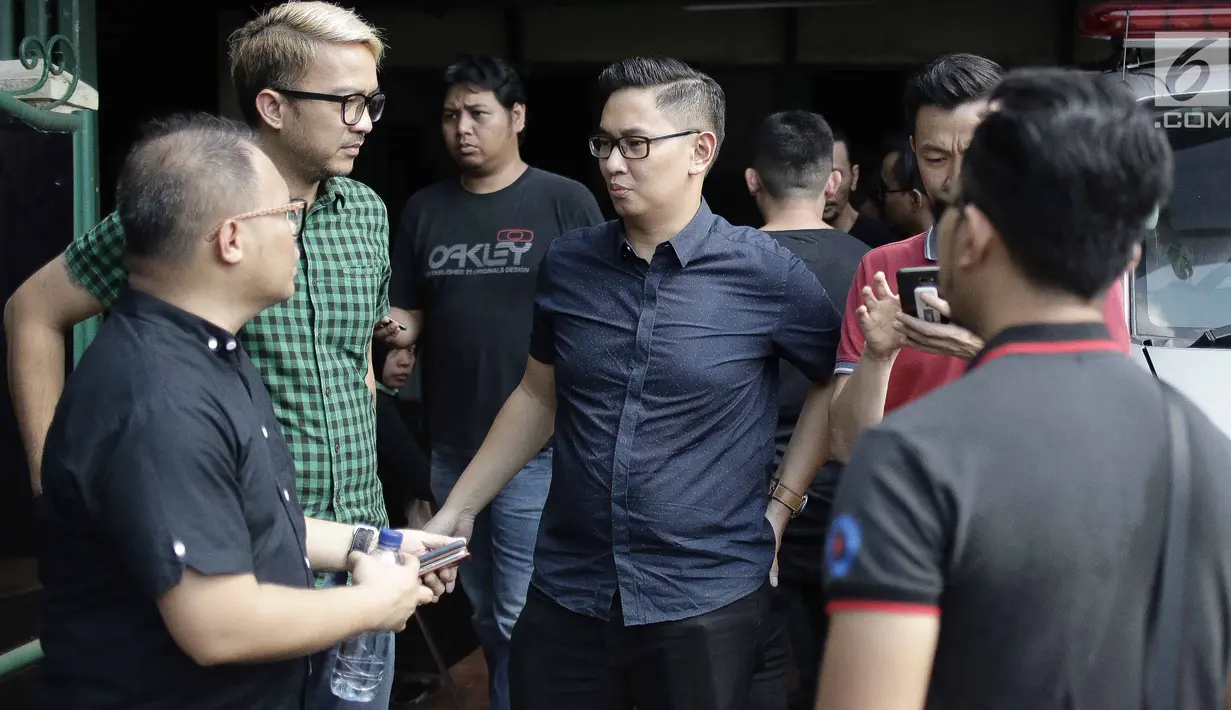 Doadibadai Hollo atau Badai dan drummer Kerispatih, Anton melayat ke rumah duka pemain bas Kerispatih, Andika Putra Sahadewa di kawasan Cipinang, Jakarta, Selasa (10/4). Andika Kerispatih meninggal dunia di usia 36 tahun. (Liputan6.com/Faizal Fanani)
