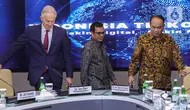 Menteri Komunikasi dan Informatika, Budi Arie Setiadi (kanan) sesaat sebelum berdiskusi bersama mantan Perdana Menteri Inggris yang juga Pendiri dari Organisasi Nirlaba Tony Blair Insitute, Tony Blair (kiri) di kantor Kementerian Komunikasi dan Informasi (Kominfo), Jakarta, Jumat (19/4/2024). (Liputan6.com/Angga Yuniar)