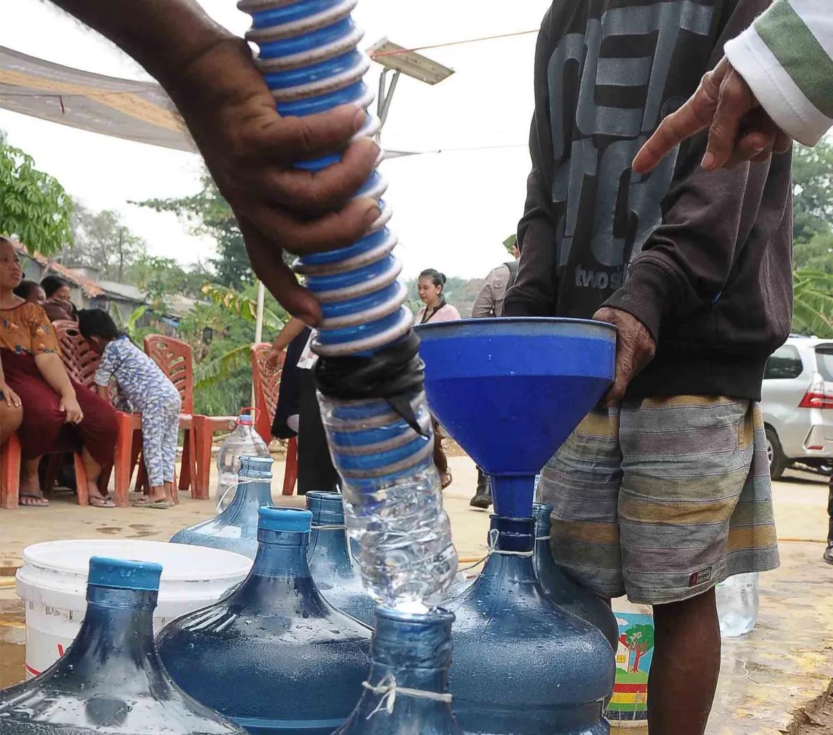 Sebelum program tersebut, masyarakat di Dusun Tombiobong harus mengambil air di sungai sejauh sekitar 1 Km dari pemukiman dengan kondisi jalan yang sulit diakses.