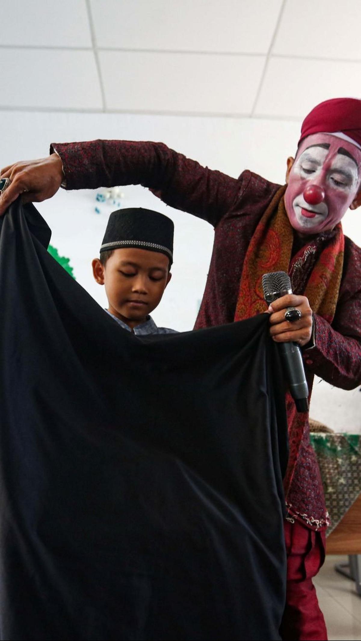 Ustaz Yahya Yahya Edward Hendrawan memperlihatkan keahliannya untuk memikat minat anak-anak belajar agama. Foto: Liputan6.com / Angga Yuniar