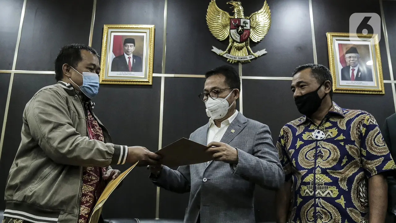 FOTO: MAKI Serahkan Salinan Surat Jalan Djoko Tjandra ke Komisi III DPR