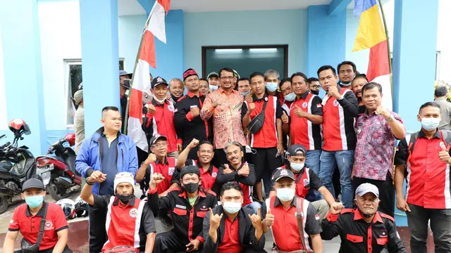 Wabup Garut Helmi Budiman bersama pengurus dan anggota Persaudaraan Pangkas Rambut Garut (PPRG) Garut, setelap serah terima jabatan pengurus PPRG.