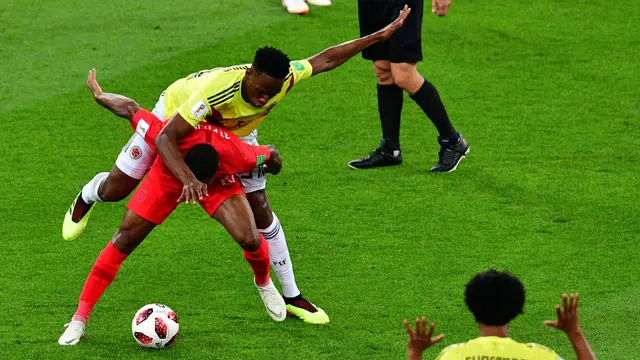 Raheem Sterling Menggendong Yerry Mina