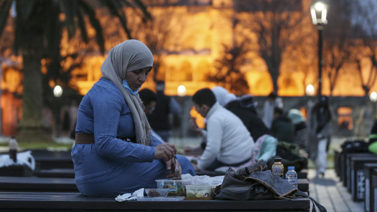 Menikmati Suasana Ramadhan di Masjid Biru Turki