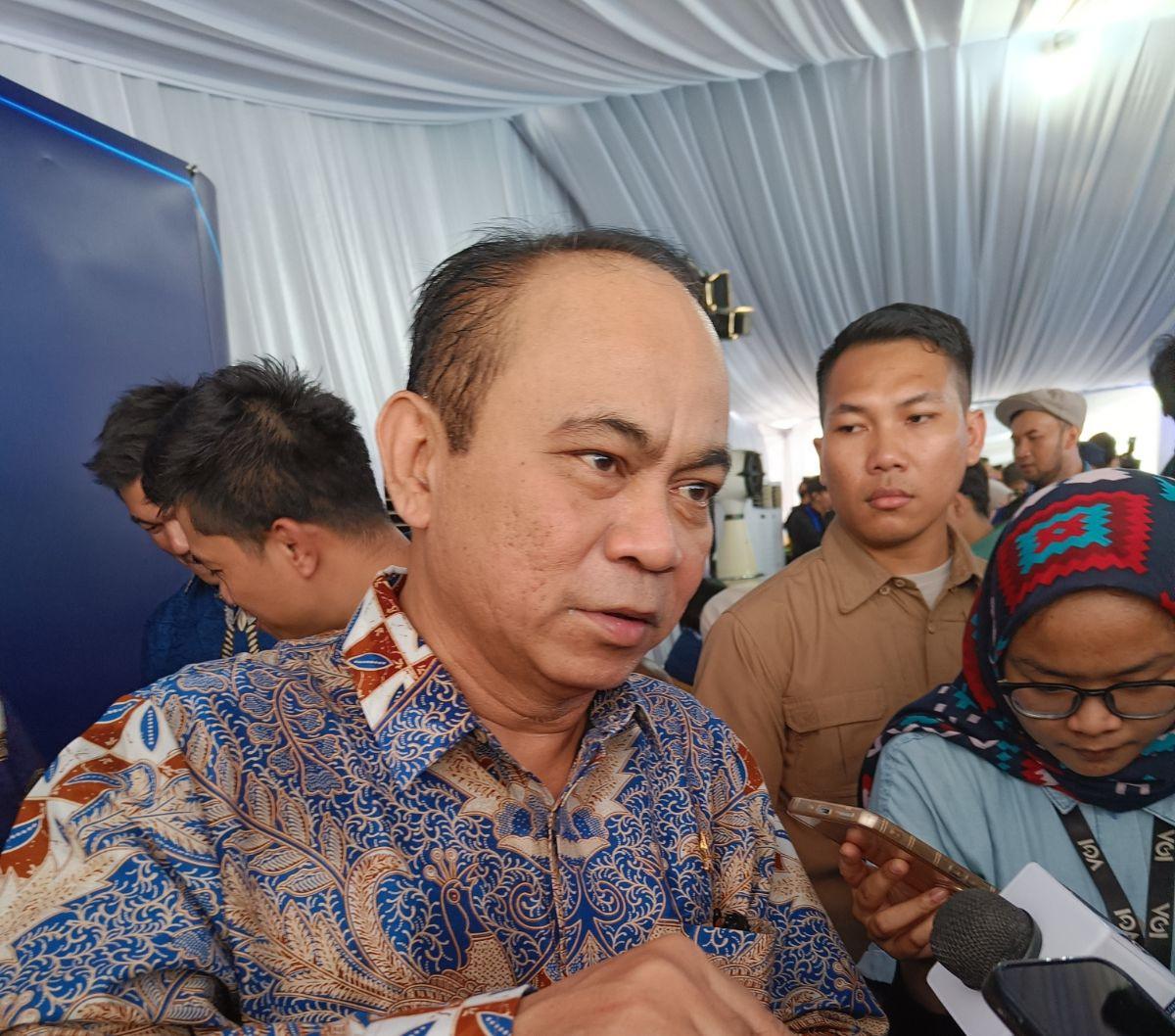 "Saya lagi sedang mengkaji serius AI ini tentang etik, jadi digital etik," kata Budi kepada awak media di kawasan Bidara Cina, Jakarta Timur, Selasa (21/11).