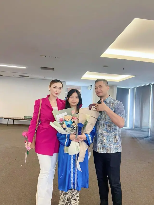 7 Potret Zaskia Gotik Hadiri Wisuda Putri Sambung, Kompak Bareng Imel PC