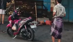 Duel Berdarah Pria Bersarung Vs Pedagang Es di Sidoarjo