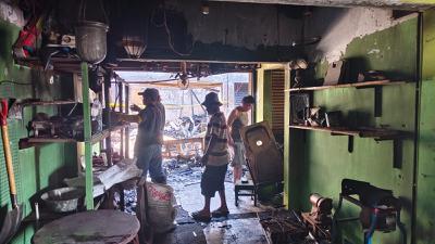 Percikan Las Picu Ledakan, 14 Kios di Pasar Notoharjo Terbakar