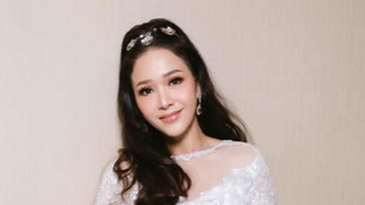 Cantik Bak Bidadari, Potret Maia Estianty Pakai Dress Putih Tuai Pujian - Tulis Pesan Menohok Soal Pembuktian Diri