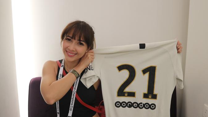 Andrea Dian memamerkan jersey PSG nomor 21 milik Timothy Weah. (Bola.com/Wiwig Prayugi)