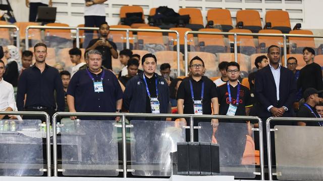 Patrick Kluivert ditemani Erick Thohir hadir dalam laga BRI Liga 1 antara Dewa United vs Persija Jakarta di Stadion Pakansari, Sabtu (8/2/2025). (c) Bola.net/Abdul Aziz