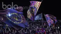 Supporter Barcelona menyaksikan nonton bareng laga La Liga melawan Real Madrid bersama Bola.com dan Head & Shoulders di Senayan, Jakarta, Minggu (24/4/2017). (Bola.com/Vitalis Yogi Trisna)