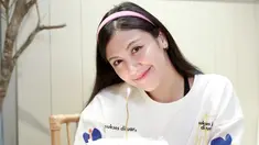 Pamer senyuman manis, kebahagiaan terpancar jelas di wajah Sharena Delon. Awet muda, netizen sebut jika Sharena masih seperti gadis usia 21 tahun. Ketika rayakan ulang tahun di rumah, Sharena tampil simpel dengan kaus oversized warna putih dan celana pendek, tak heran jika ibu dua anak ini disebut seperti ABG. Rambutnya dibiarkan digerai, kemudian dipercantik dengan bando pink. (Liputan6.com/IG/@mrssharena)