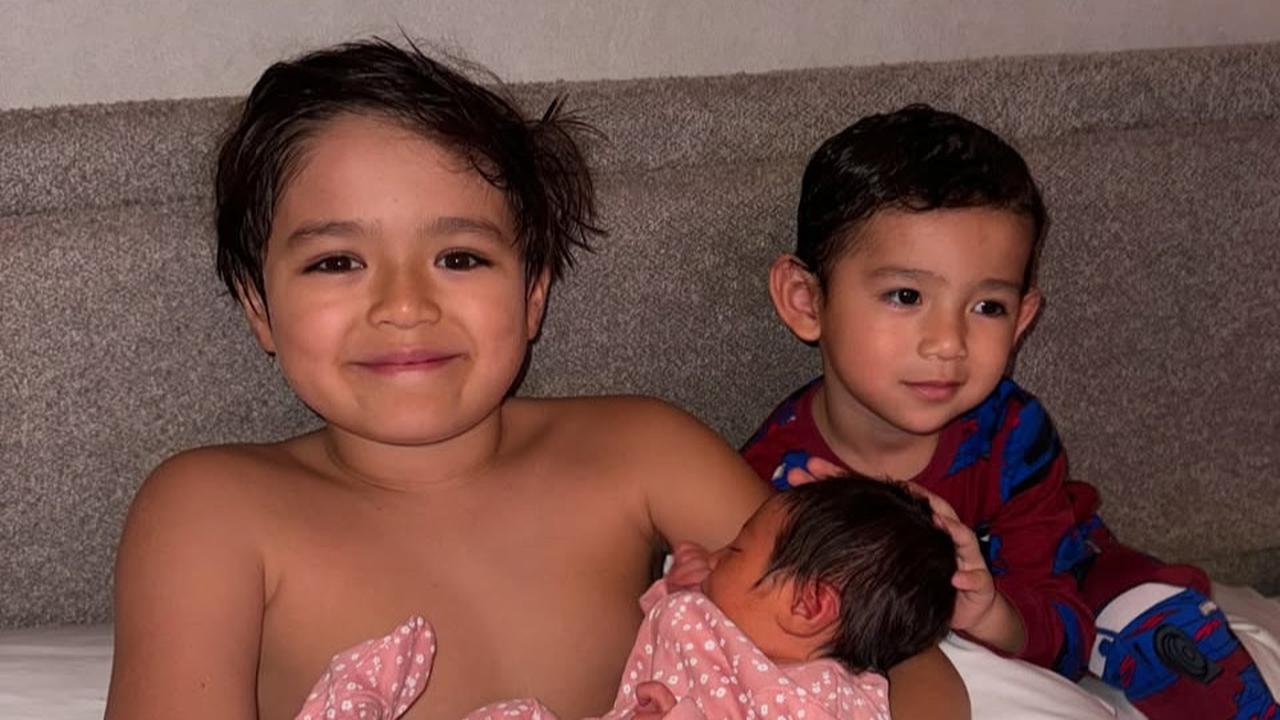Kakak Beradik Menggemaskan, 5 Potret El Barack dan Don Verhaag Kompak Pangku Adik Perempuannya