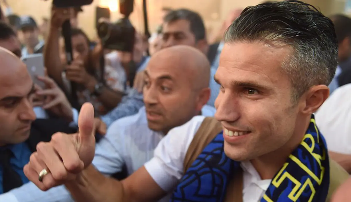 Van Persie memberikan tanda kepada pendukung Fenerbahce saat tiba di bandara Sabiha Gokcan, Istanbul, Turki, (12/7/2015). Informasi yang beredar Van Persie akan di gaji sekitar 240 ribu poundsterling per pekan. (AFP PHOTO/Ozan Kose)