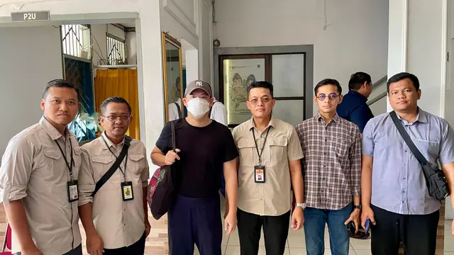 DJP Jawa Timur II dan Jaksa Peneliti Kejaksaan Tinggi Jawa Timur menyerahkan tersangka berinisial JD dan barang bukti tahap II terkait kasus tindak pidana perpajakan kepada Kejaksaan Negeri Gresik. (Foto: DJP Jawa Timur II)