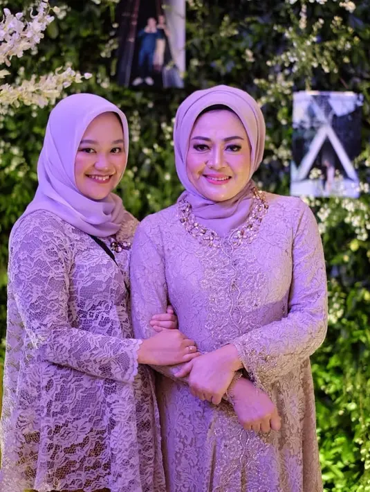 Tanpa aksesori berlebih, Dewi tampil memesona kenakan kebaya brokat warna lilac dengan aksen beads di neckline.  [@dewiranokarno].