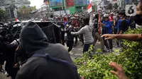 Harmoni Kembali Memanas, Massa Perusuh Lempari Polisi dengan Batu dan Pecahan Kaca