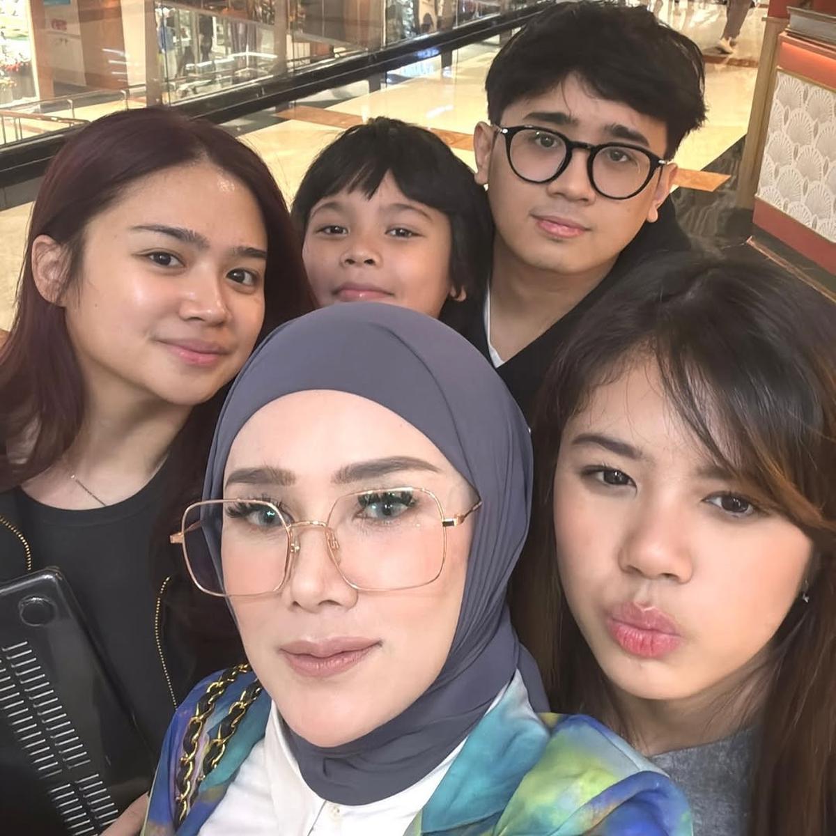 7 Potret Mulan Jameela Kumpul Bareng Keempat Anaknya, Sebut Abis Gaul dengan Teman Sepermainan