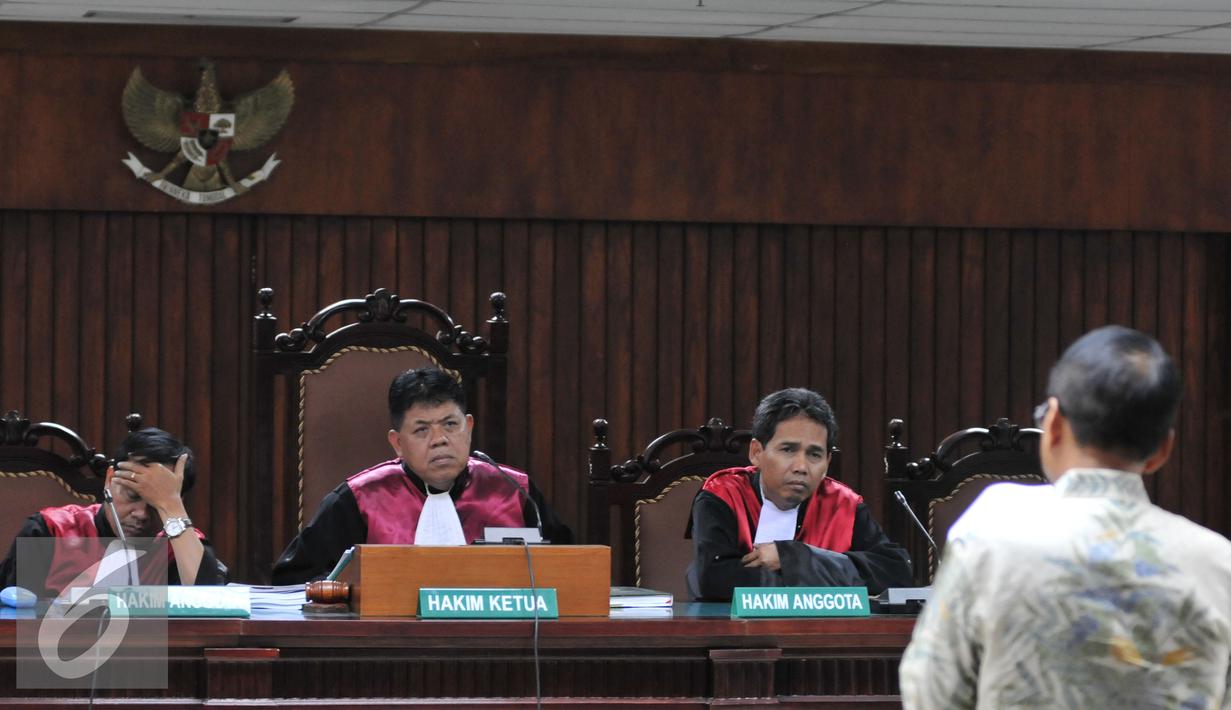 Hakim ketua mendengarkan Mantan Menteri ESDM Jero Wacik saat sidang perdana di Pengadilan Tipikor, Jakarta, Selasa (22/9/2015). Jero didakwa menyelewengkan DOM saat menjabat sebagai Menteri Kebudayaan dan Pariwisata. (Liputan6.com/Andrian M Tunay)