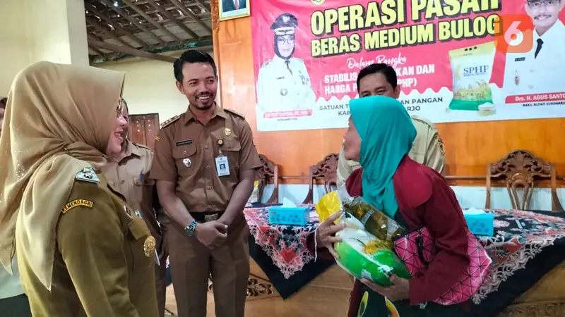 Bupati Gelar Operasi Pasar untuk Warga Kurang Mampu di Kabupaten Sukoharjo