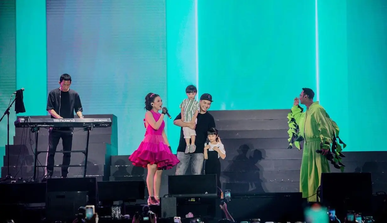 Tidak hanya mengobati rasa kengen dan mengajak nostalgia, mereka juga membagikan momen manis para anggotanya yang sudah berkeluarga.  Jelang membuka penampilannya, Melly Goeslaw memanggil Raffi Ahmad dan Chelsea muncul  bersama keluarga. [Instagram/glennalinskie]