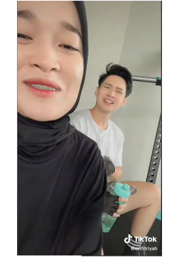 6 Potret Ririe Fairus yang Diduga Punya Pacar Baru, Pamer Kebersamaan