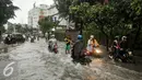 Kawasan Kemang tergenang banjir hingga 80 cm saat hujan yang mengguyur Jakarta, Jumat (11/11). (Liputan6.com/Yoppy Renato)