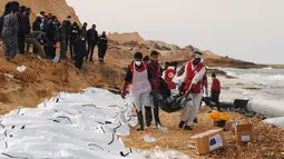 Bulan Sabit Merah Libya menemukan 74 mayat imigran yang terhempas laut hingga ke pantai barat dari ibu kota Libya, Selasa (21/2). Para imigran itu diduga kuat adalah para imigran asal Afrika yang berusaha mencapai Eropa. (MOHANED KREMA/AFP)