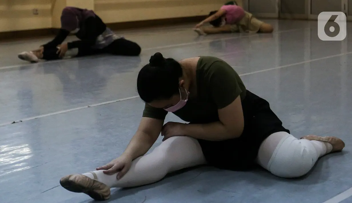 Penari Balet menjalani latihan rutin di Studio Namarina Ballet, Jakarta, Rabu (10/11/2021). Latihan balet ini tetap menjalankan protokol kesehatan seperti memakai masker dan dengan membagi kelas luring dan daring. (Liputan6.com/Johan Tallo)