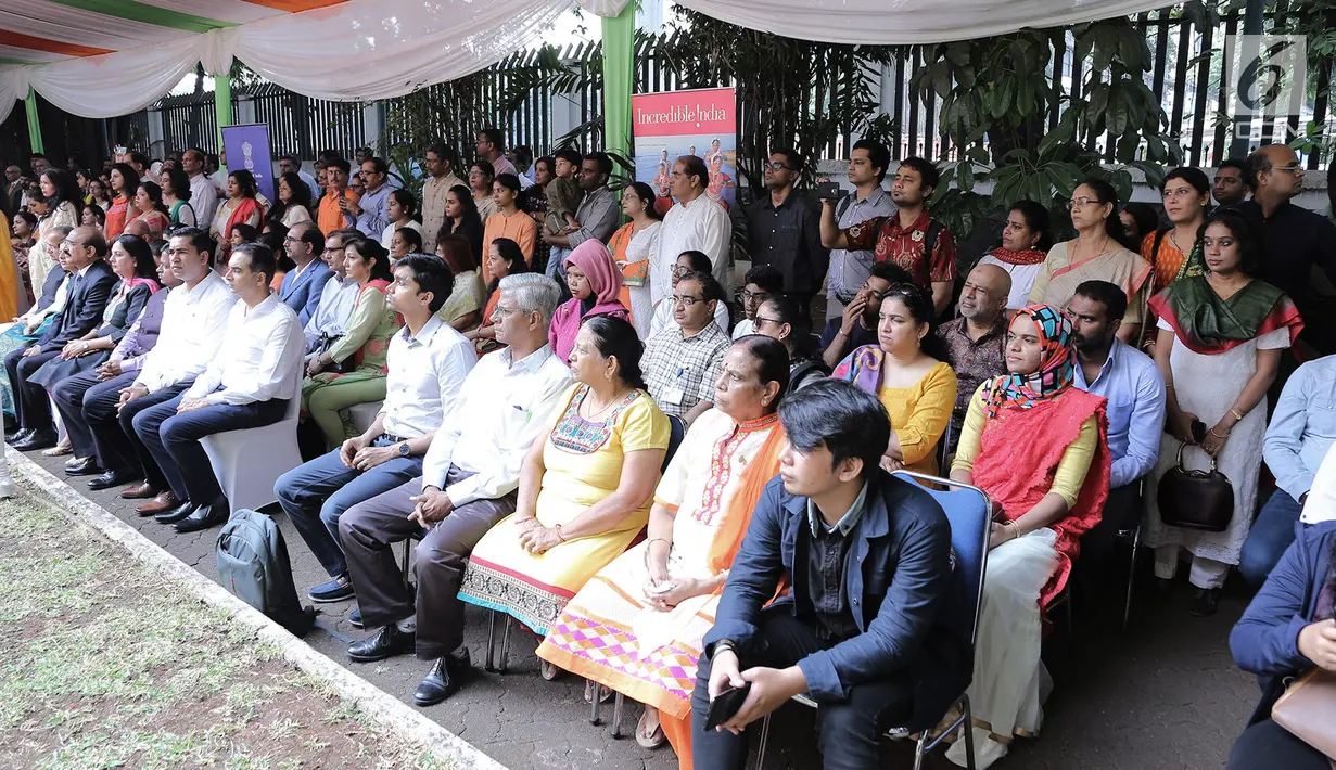 Sejumlah orang mengikuti upacara peringatan Hari Kemerdekaan ke-73 India di Kedutaan Besar India, Jakarta, Kamis (15/8/2019). Upacara ini diikuti oleh 300 warga berkebangsaan India. (merdeka.com/Iqbal Nugroho)