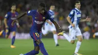 Pemain Barcelona, Ousmane Dembele beraksi kala bersua Espanyol, pada laga lanjutan La Liga 2017-2018, di Estadio Camp Nou, Sabtu (9/9/2017).  (AFP/Lluis Gene)