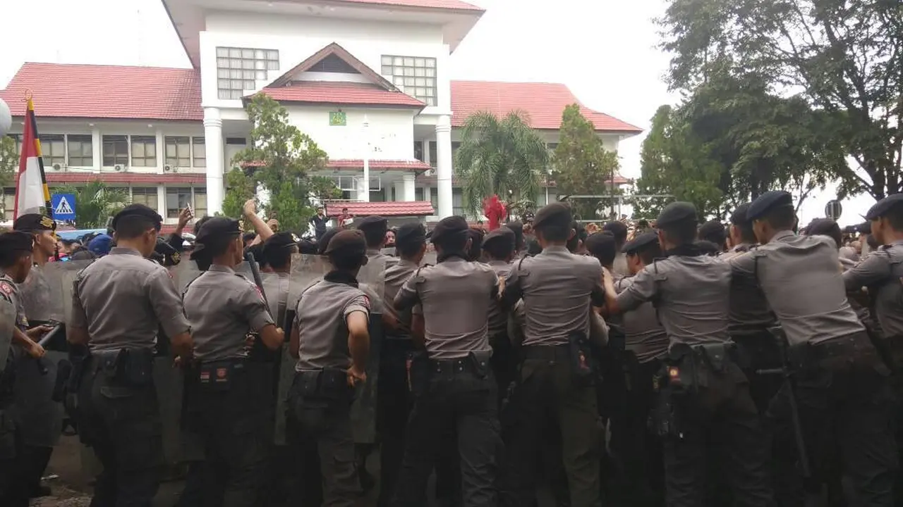 Bentrok Polisi dengan Pendemo Tolak Fahri Hamzah