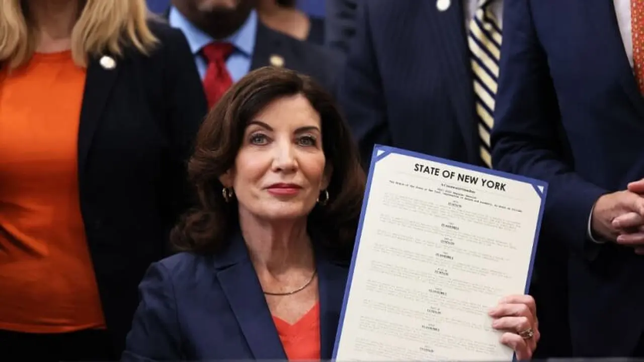 Gubernur Kathy Hochul mengangkat UU yang ditandatangani  selama upacara penandatanganan RUU di Northeast Bronx YMCA pada 6 Juni 2022 di New York City. (Foto: Michael M. Santiago/AMERIKA UTARA / Getty Images via AFP)