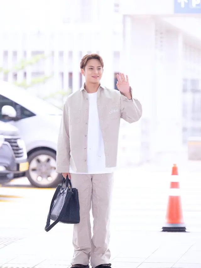 Adu Gaya Airport Look Artis Pria Asia Menuju Show Perdana Jonathan Anderson untuk Dior di Paris