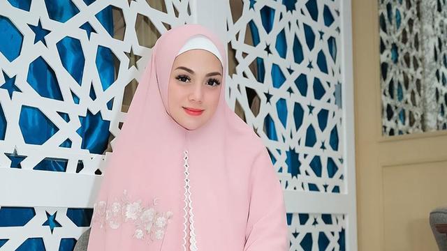 Selain Nora Alexandra 5 Seleb Cantik Ini Ramai Diterpa Isu Pindah Agama Di Tahun 2019 Hot Liputan6 Com