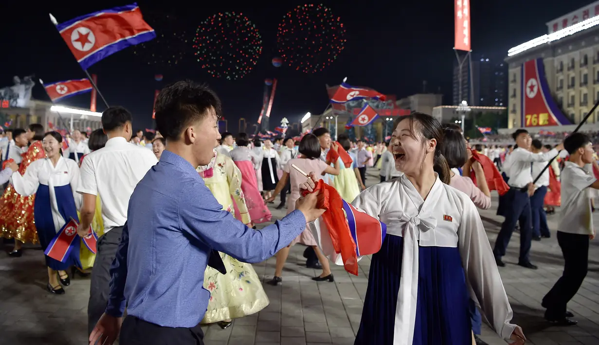 Para peserta mengambil bagian dalam pertemuan perayaan dan jamuan malam untuk memperingati ulang tahun ke-76 berdirinya Korea Utara di Kim Il Sung Square, Pyongyang pada 8 September 2024. (KIM Won Jin/AFP)