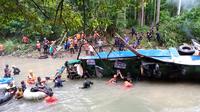 Tim evakuasi berhasil menemukan 6 jasad korban Bus Sriwijaya di Sungai Lematang Pagar Alam Sumsel (Dok. Humas Basarnas Palembang / Nefri Inge)