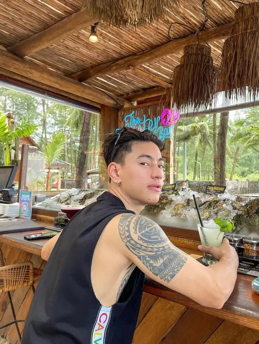 Zee Keenan terlahir sebagai perempuan dengan nama Matanawee Keenan pada 1988. Kini Zee pun berubah menjadi cowok ganteng, bertato dan punya tubuh atletis. (FOTO: instagram.com/zeezeez/)