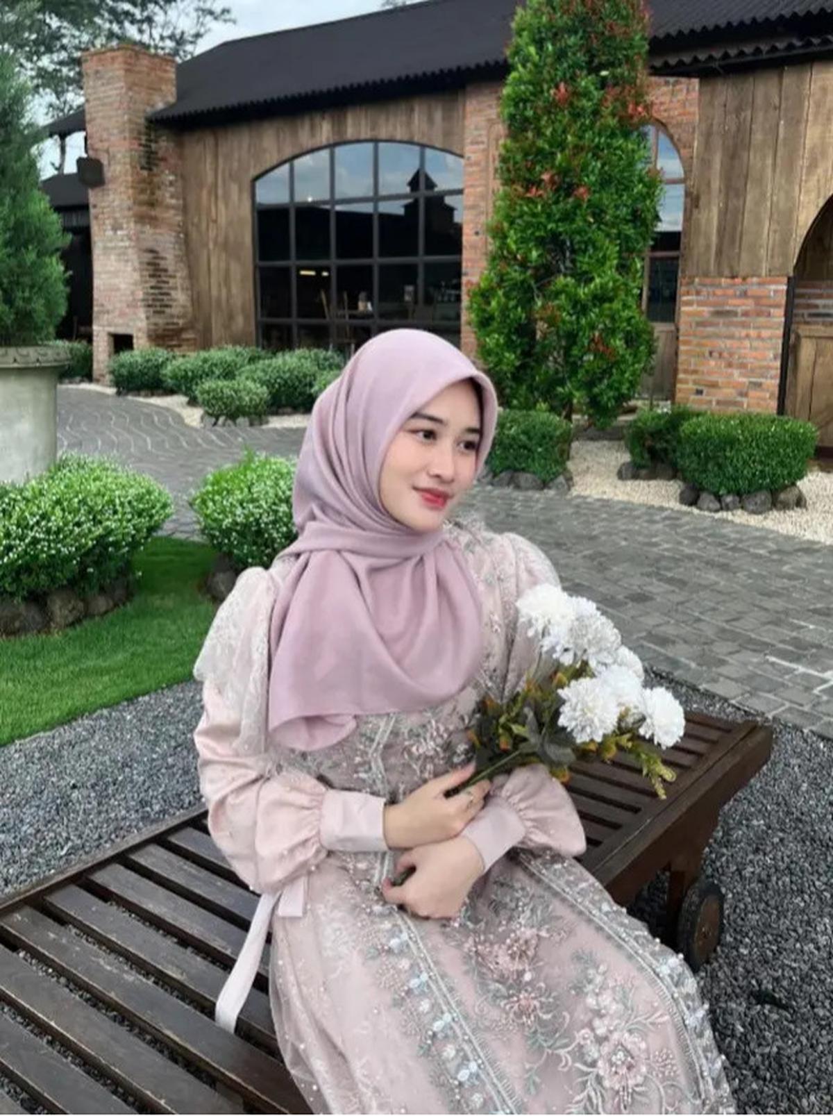 Inspirasi Model Hijab Khansa Mariska yang Modis dan Tetap Santun