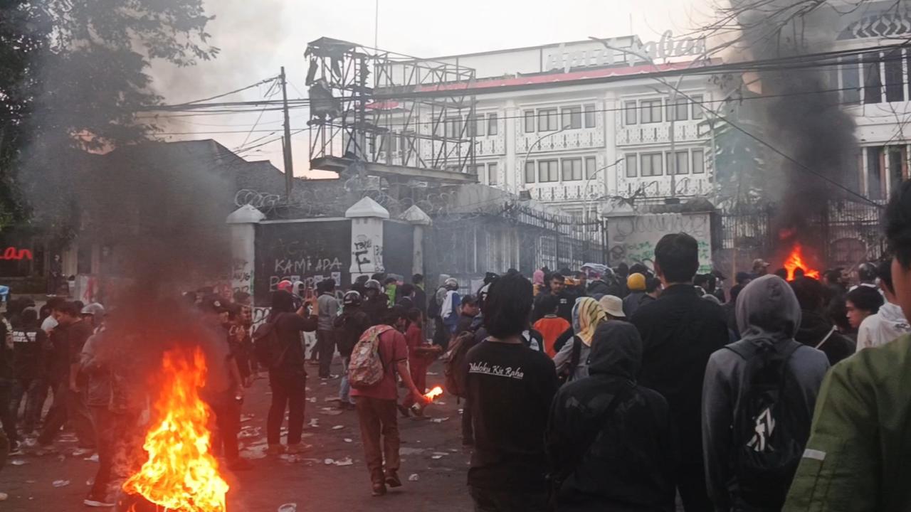 Demo Berujung Ricuh, Aktivis HAM Minta Kesadaran Indonesia Tak Boleh Jatuh ke Dalam Krisis
