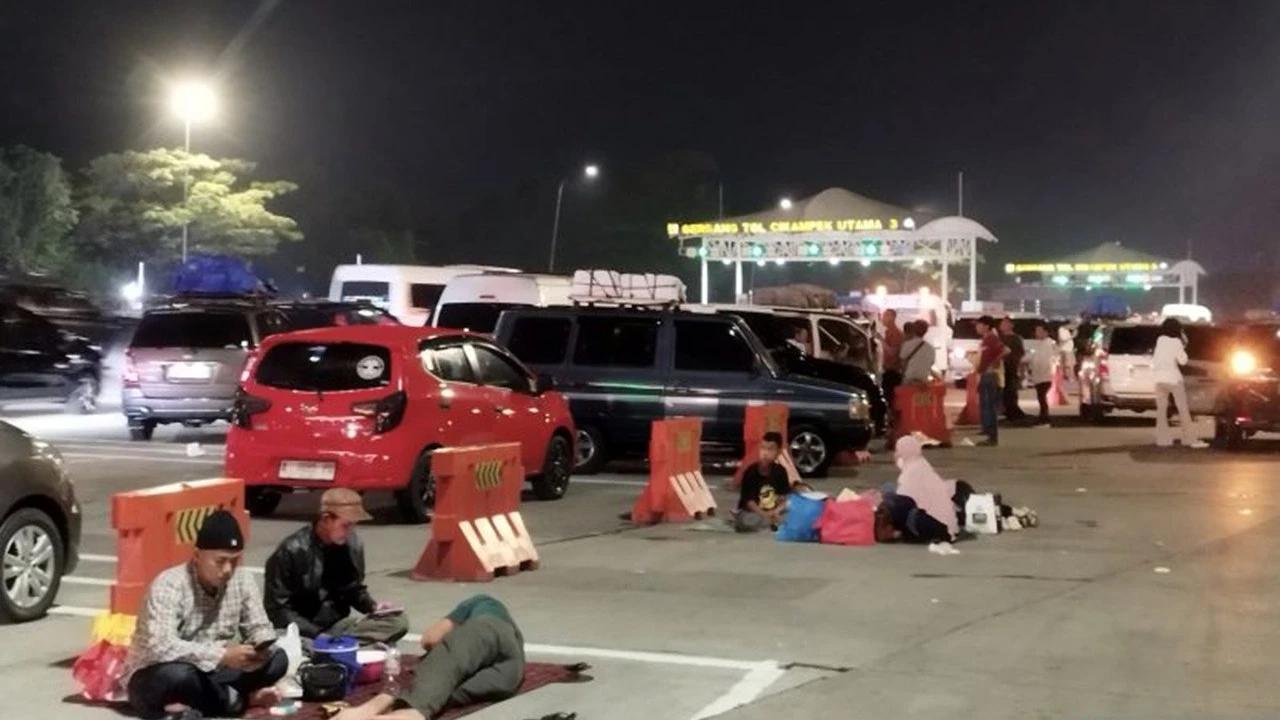 Cerita Pemudik Gelar Tiker untuk Sahur Imbas One Way di Gerbang Tol Cikampek