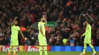 Reaksi bintang Barcelona, Luis Suarez (tengah) setelah timnya disingkirkan Liverpool pada leg kedua semifinal Liga Champions di Anfield, Rabu (8/5/2019). (AFP/Oli Scarff)