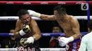 Petinju Indonesia, Daud Yordan (kanan) melancarkan pukulan ke arah Panya Uthok (Thailand) pada laga mempertahankan gelar WBC Asia Boxing Council Silver Super Lightweight di Balai Sarbini, Jakarta, Jumat (1/7/2022). Kedua petinju jual-beli seragan dalam tiga ronde pertama. Duel memanas hingga memasuki ronde keenam. (Liputan6.com/Helmi Fithriansyah)