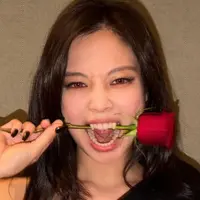 Penyanyi asal Korea Selatan, Jennie, mengumumkan kolaborasi musik terbarunya bersama grup musik asal Australia, Tame Impala. Kolaborasi menciptakan versi remix dari lagu berjudul “Dracula” yang dijadwalkan dirilis pada hari ini, Jumat, 6 Februari 2026. [@jennierubyjane]