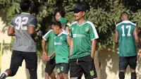 Pelatih Persebaya Surabaya, Djadjang Nurjaman, masih belum menemukan tempat latihan yang sesuai untuk anak asuhnya. (Bola.com/Aditya Wany)