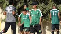 Pelatih Persebaya Surabaya, Djadjang Nurjaman, masih belum menemukan tempat latihan yang sesuai untuk anak asuhnya. (Bola.com/Aditya Wany)