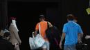 Petenis Spanyol, Rafael Nadal, meninggalkan lapangan usai ditaklukkan petenis Amerika Serikat, Mackenzie McDonald, pada Australian Open 2023 di Melbourne Park, Rabu (18/1/2023). Nadal kalah 6-4, 6-4, 7-5 dari Mackenzie. (AP Photo/Dita Alangkara)