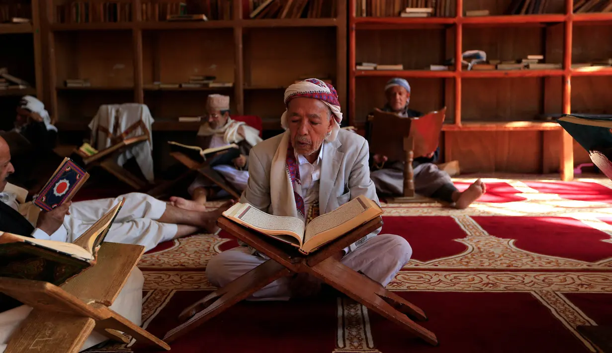 Tadarus merupakan kegiatan membaca, mempelajari, dan memahami Alquran secara bersama-sama. (MOHAMMED HUWAIS/AFP)