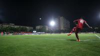 Pemain Arema FC, Muhammad Rafli mengeksekusi tendangan penjuru dalam laga Derby Jawa Timur melawan Persebaya Surabaya, Selasa (11/4/2023) malam WIB di Stadion PTIK Jakarta Selatan. (Bola.com/Bagaskara Lazuardi)